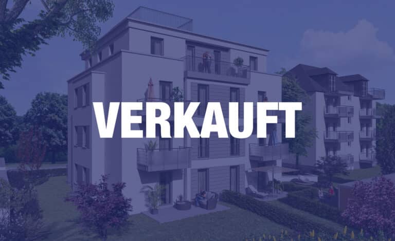 Ein modernes Mehrfamilienhaus mit Balkonen, umgeben von Grün, quer über das Bild steht in großen weißen Buchstaben das Wort „VERKAUFT“.