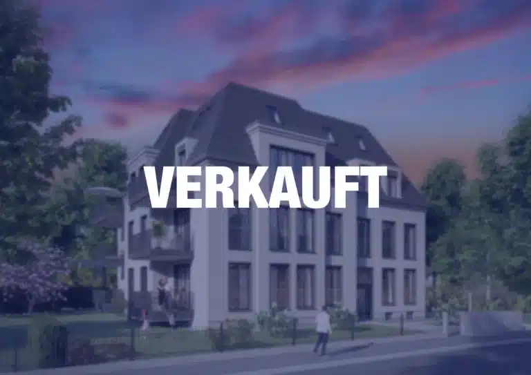 Ein modernes, mehrstöckiges Wohngebäude mit großen Fenstern und Balkonen, eingebettet in eine Grünanlage. In der Mitte ist in fetten weißen Buchstaben das Wort „VERKAUFT“ eingraviert.