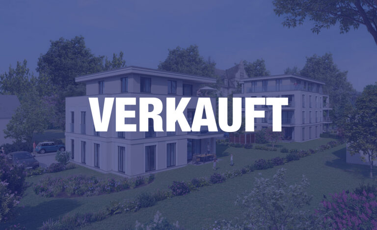 Moderne Wohngebäude mit grünen Rasenflächen und Bäumen. Das deutsche Wort "VERKAUFT" steht in großen weißen Buchstaben in der Mitte des Bildes.